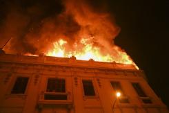 Perú: Incendio se registra en edificio cercano a Plaza San Martín, en el centro de Lima