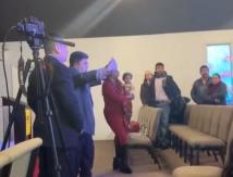 [VIDEO] Pastor quedó sin feligreses luego de echar a un hombre que no pagó el diezmo