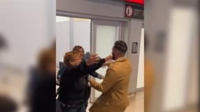 "Se equivocó de hijo": Mujer se coló en emotivo reencuentro de un hombre con su madre "Se equivocó de hijo": Mujer se coló en emotivo reencuentro de un hombre con su madre