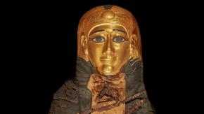 La momia de un adolescente que fue enterrado con un "corazón de oro" hace 2.300 años en Egipto La momia de un adolescente que fue enterrado con un "corazón de oro" hace 2.300 años en Egipto