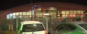 Cuatro heridos a bala ingresaron al Hospital El Pino: Se trataría de banda que opera en La Pintana Cuatro heridos a bala ingresaron al Hospital El Pino: Se trataría de banda que opera en La Pintana