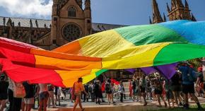 Protesta LGTBI ensombrece funeral de cardenal Pell en Sídney Protesta LGTBI ensombrece funeral de cardenal Pell en Sídney