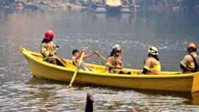 Niño de 13 años traslada a Bomberos en su barcaza para combatir incendios forestales Niño de 13 años traslada a Bomberos en su barcaza para combatir incendios forestales