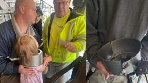 Niña de 2 años queda atorada en molde de pasteles y bomberos debieron rescatarla Niña de 2 años queda atorada en molde de pasteles y bomberos debieron rescatarla