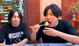 Famoso youtuber japonés se hace viral tras probar por primera vez el sushi chileno Famoso youtuber japonés se hace viral tras probar por primera vez el sushi chileno
