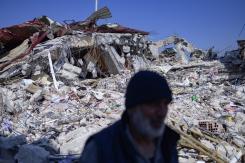 Rescatan bajo escombros a tres supervivientes del sismo en Turquía: Entre ellos un niño de 14 años
