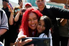 Gritos, peluches y selfies: Las fotos del caótico encuentro de Karol G y sus fans afuera del hotel