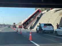 Reportan accidente en Puente Alto: Bus del Transantiago cayó a autopista Reportan accidente en Puente Alto: Bus del Transantiago cayó a autopista