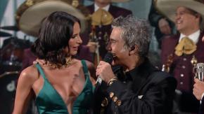 El comentado momento de Alejandro Fernández con modelo que le entregó la gaviota El comentado momento de Alejandro Fernández con modelo que le entregó la gaviota