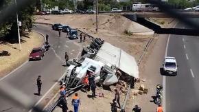Camión volcó y saquearon carga de papas fritas mientras el conductor permanecía atrapado Camión volcó y saquearon carga de papas fritas mientras el conductor permanecía atrapado
