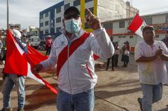 Cientos viajan de nuevo a Lima para retomar protestas contra el gobierno de Perú Cientos viajan de nuevo a Lima para retomar protestas contra el gobierno de Perú