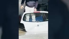 Shakira firmó puerta de Twingo a fanático que viajó de Italia a Barcelona Shakira firmó puerta de Twingo a fanático que viajó de Italia a Barcelona