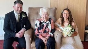 La pareja que recreó su boda en un geriátrico para que participara una abuela con demencia La pareja que recreó su boda en un geriátrico para que participara una abuela con demencia