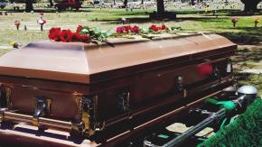 Hombre finge su muerte para ver cómo reaccionaba la gente en su funeral: Apareció saludando en ataúd Hombre finge su muerte para ver cómo reaccionaba la gente en su funeral: Apareció saludando en ataúd