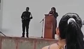Directora prohibe celulares, piercins y parejas en escuela: “Si no les gusta, busquen otro colegio” Directora prohibe celulares, piercins y parejas en escuela: “Si no les gusta, busquen otro colegio”