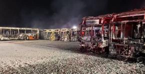 Estaban en desuso: Incendio consume 24 buses en Maipú Estaban en desuso: Incendio consume 24 buses en Maipú