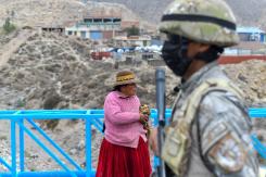 Un soldado muere ahogado y 5 desaparecen en río de Perú al huir de manifestantes Un soldado muere ahogado y 5 desaparecen en río de Perú al huir de manifestantes