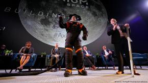 La NASA presenta un prototipo del traje espacial que usará en su próxima misión a la Luna La NASA presenta un prototipo del traje espacial que usará en su próxima misión a la Luna