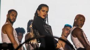 ¿Fue intencional? Micrófono de Rosalía se activó por error y se escuchó advertencia que hizo a sus bailarines en Lollapalooza ¿Fue intencional? Micrófono de Rosalía se activó por error y se escuchó advertencia que hizo a sus bailarines en Lollapalooza