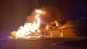 Bomberos combate Incendio en complejo de bodegas de Pudahuel Bomberos combate Incendio en complejo de bodegas de Pudahuel