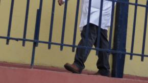 Acusan a profesor de agredir a estudiante de cuarto básico en San Antonio: Quedó libre y con prohibición de acercarse a la víctima Acusan a profesor de agredir a estudiante de cuarto básico en San Antonio: Quedó libre y con prohibición de acercarse a la víctima