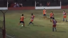 "Fue tan fuerte la traba entre los dos...": Jugadores revientan balón en pleno partido y sonido impacta en redes "Fue tan fuerte la traba entre los dos...": Jugadores revientan balón en pleno partido y sonido impacta en redes