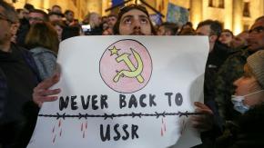 "Abajo la ley rusa": las masivas protestas en Georgia contra una legislación que muchos consideran sigue el modelo de Putin