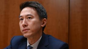 Quién es Shou Zi Chew, el enigmático CEO de TikTok con el reto de defender a la compañía ante el Congreso de EE.UU. Quién es Shou Zi Chew, el enigmático CEO de TikTok con el reto de defender a la compañía ante el Congreso de EE.UU.