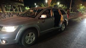 Encerrona frustrada en Vitacura: Conductor choca a antisociales y les saca una puerta al escapar 