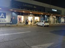 Tres lesionados deja millonario robo en outlet de Quilicura: Sujetos sustrajeron 4 millones de pesos Tres lesionados deja millonario robo en outlet de Quilicura: Sujetos sustrajeron 4 millones de pesos