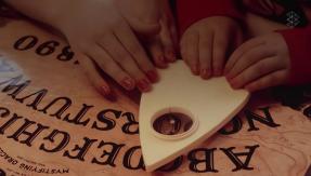 Expolicía aseguró que 28 niñas "abrieron una puerta al mal" jugando a la Ouija Expolicía aseguró que 28 niñas "abrieron una puerta al mal" jugando a la Ouija