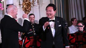 Presidente surcoreano sorprende a Biden cantando en la Casa Blanca Presidente surcoreano sorprende a Biden cantando en la Casa Blanca