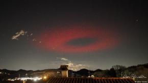 Avistan un extraño fenómeno luminoso con la forma de un anillo rojo en el cielo de Italia Avistan un extraño fenómeno luminoso con la forma de un anillo rojo en el cielo de Italia