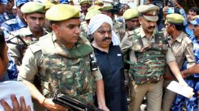 Registro capta asesinato a tiros de un conocido expolítico en la India y su hermano