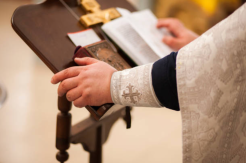 Falso sacerdote hace misas y bautizos en Chillán: Diócesis lo denunció Falso sacerdote hace misas y bautizos en Chillán: Diócesis lo denunció