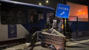 Bus Red sufrió accidente de tránsito y sujetos asaltaron a conductor en lugar de ayudarlo en Renca Bus Red sufrió accidente de tránsito y sujetos asaltaron a conductor en lugar de ayudarlo en Renca