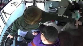 Niño de 13 años evitó una tragedia: captan cómo detuvo autobús con estudiantes luego de que chofer se desmayara Niño de 13 años evitó una tragedia: captan cómo detuvo autobús con estudiantes luego de que chofer se desmayara