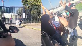 Cuerpo retirado del SML y sin detenidos: Carabineros entrega detalles de invasión de hinchas con ataúd al Estadio Monumental Cuerpo retirado del SML y sin detenidos: Carabineros entrega detalles de invasión de hinchas con ataúd al Estadio Monumental