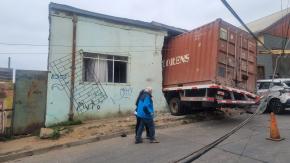 Camión terminó incrustado en una casa en Valparaíso: dueño de la vivienda estaba durmiendo al momento del insólito accidente Camión terminó incrustado en una casa en Valparaíso: dueño de la vivienda estaba durmiendo al momento del insólito accidente