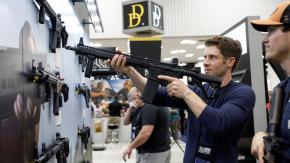 Cómo el rifle de tipo militar AR-15 se convirtió en "el arma nacional de EE.UU." y el utilizado en muchos de los tiroteos masivos más graves Cómo el rifle de tipo militar AR-15 se convirtió en "el arma nacional de EE.UU." y el utilizado en muchos de los tiroteos masivos más graves