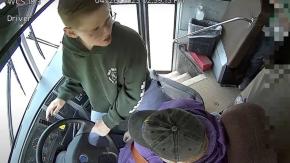 El niño que evitó una tragedia al tomar el control de su autobús escolar tras el desmayo de la conductora El niño que evitó una tragedia al tomar el control de su autobús escolar tras el desmayo de la conductora