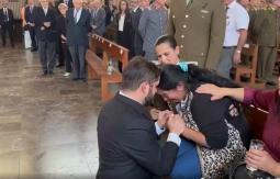VIDEO: Boric y Tohá se acercaron a dar el pésame a la familia del cabo Palma durante responso fúnebre VIDEO: Boric y Tohá se acercaron a dar el pésame a la familia del cabo Palma durante responso fúnebre