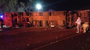 Un muerto y 32 personas resultaron heridas tras volcamiento de bus de dos pisos en la Ruta 5 Sur en la Región del Maule Un muerto y 32 personas resultaron heridas tras volcamiento de bus de dos pisos en la Ruta 5 Sur en la Región del Maule