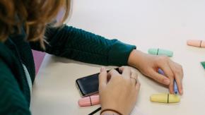 Colegio de Las Condes prohibió que estudiantes usen celulares: se dejan en una caja y se les devuelven al fin de la jornada Colegio de Las Condes prohibió que estudiantes usen celulares: se dejan en una caja y se les devuelven al fin de la jornada