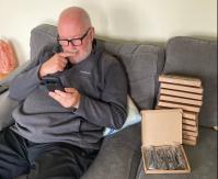 Hombre compra por error 60 lentes: No tenía puestos sus anteojos al hacer la orden