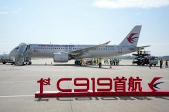 Primer avión de pasajeros producido por China realizó su vuelo inaugural Primer avión de pasajeros producido por China realizó su vuelo inaugural