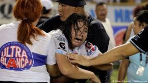 El Salvador: acusan penalmente a 5 por estampida en estadio El Salvador: acusan penalmente a 5 por estampida en estadio