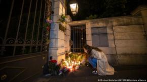 Flores y velas frente a la casa de Tina Turner en Suiza Flores y velas frente a la casa de Tina Turner en Suiza