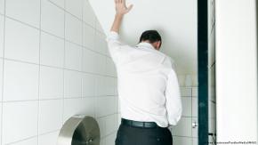 Urólogo afirma que la mayoría de los hombres han orinado siempre de forma incorrecta Urólogo afirma que la mayoría de los hombres han orinado siempre de forma incorrecta