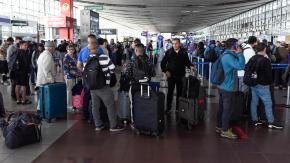 La explicación del Aeropuerto de Santiago tras poner "Por qué no se van" de Los Prisioneros a pasajeros que esperaban para abordar La explicación del Aeropuerto de Santiago tras poner "Por qué no se van" de Los Prisioneros a pasajeros que esperaban para abordar